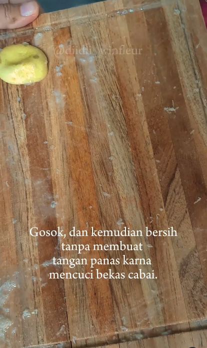 Perasan buah dan 1 tambahan bahan dapur ini ampuh hilangkan aroma pedas bekas cabai di talenan kayu