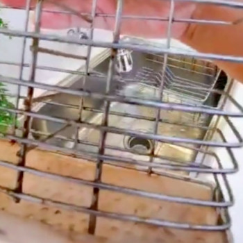 Tak perlu digosok kuat, ini trik hilangkan karat di rak piring agar kinclong pakai 1 bahan sederhana