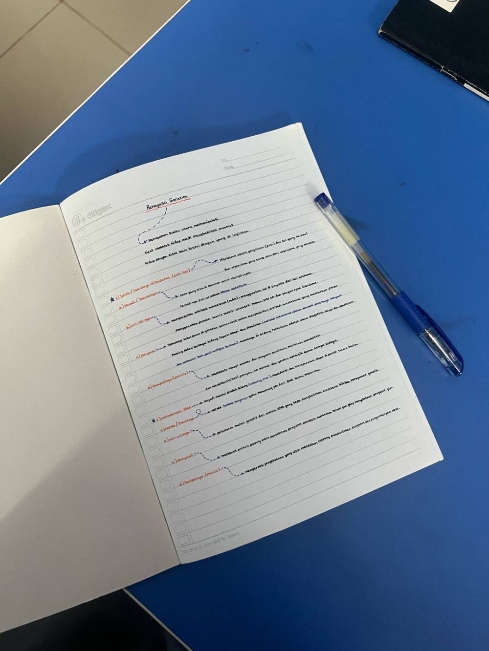 Viral siswa tulisannya rapi tapi ukurannya kecil minta ampun, bikin yang baca nyerah, ini 11 potretnya