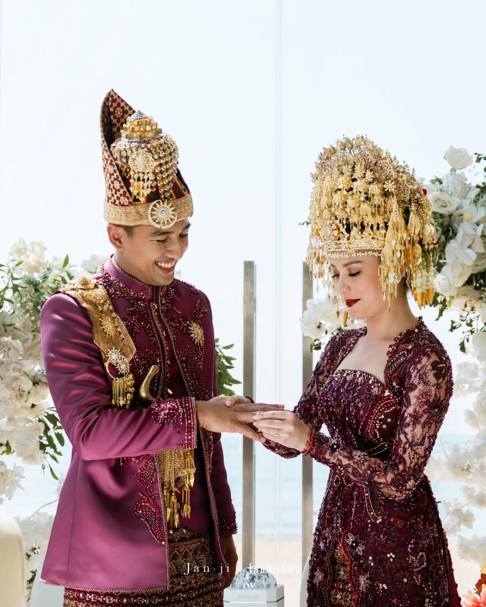 Dulu pacaran sempat putus-nyambung, ini 9 momen pernikahan Harris Vriza dan Haviza Devi Anjani