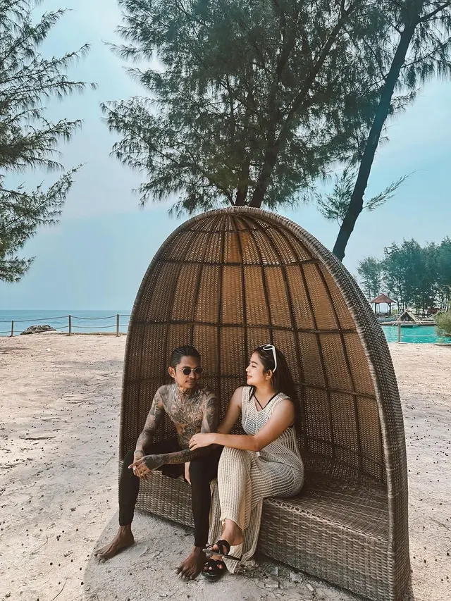 Resmi bercerai usai 6 tahun menikah, ini 9 potret kenangan kemesraan Young Lex dan Eriska Nakesya