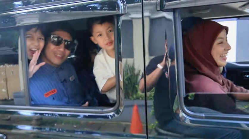 Sudah cerai tapi tetap perhatian, ini 9 momen Desta beri kejutan mobil spesial untuk Natasha Rizky