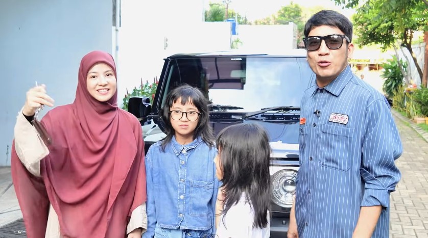 Sudah cerai tapi tetap perhatian, ini 9 momen Desta beri kejutan mobil spesial untuk Natasha Rizky