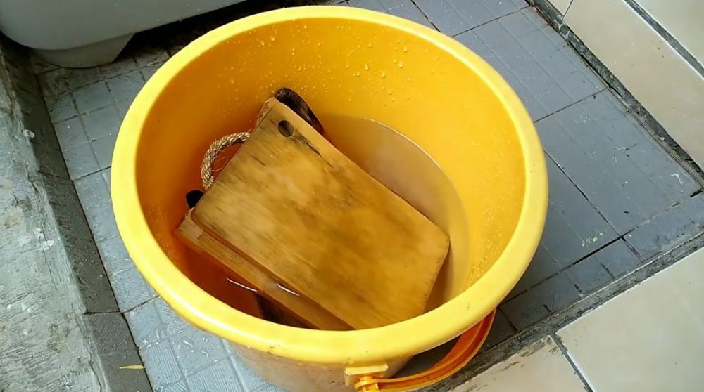 Tetap kotor kalau cuma dicuci sabun, begini trik efektif hilangkan jamur di talenan kayu