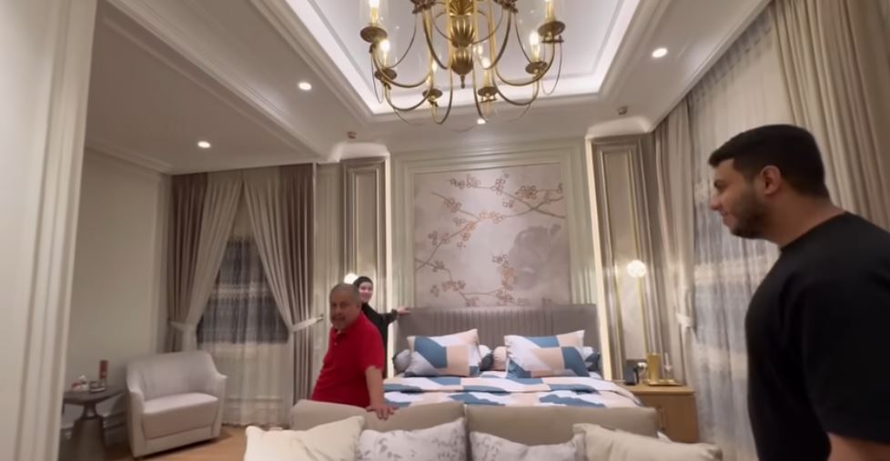 10 Potret kamar baru Yislam kakak Fadil Jaidi usai nikahi Miskah, mewahnya bikin keluarganya takjub