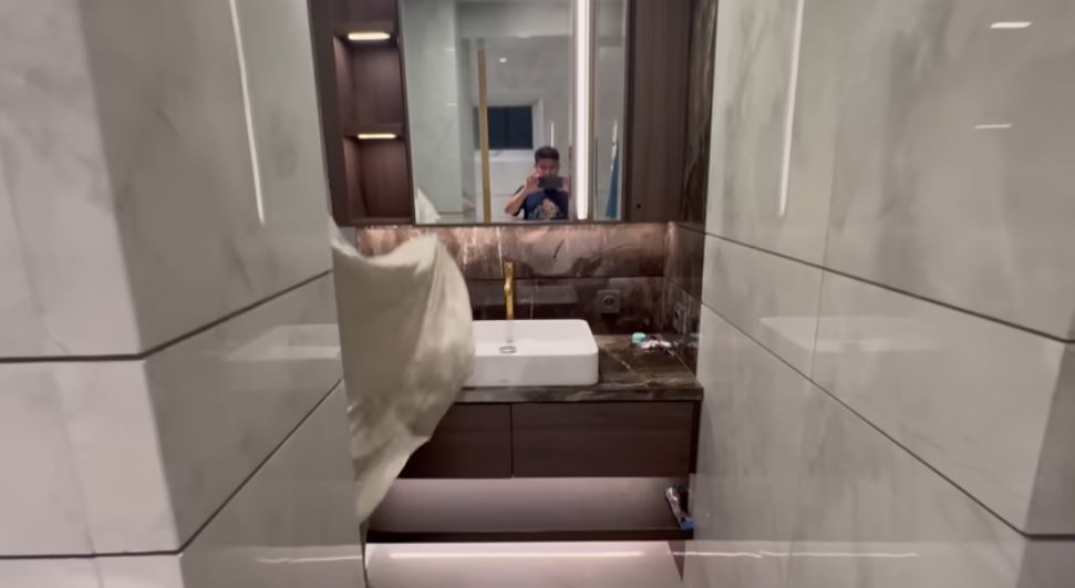 10 Potret kamar baru Yislam kakak Fadil Jaidi usai nikahi Miskah, mewahnya bikin keluarganya takjub