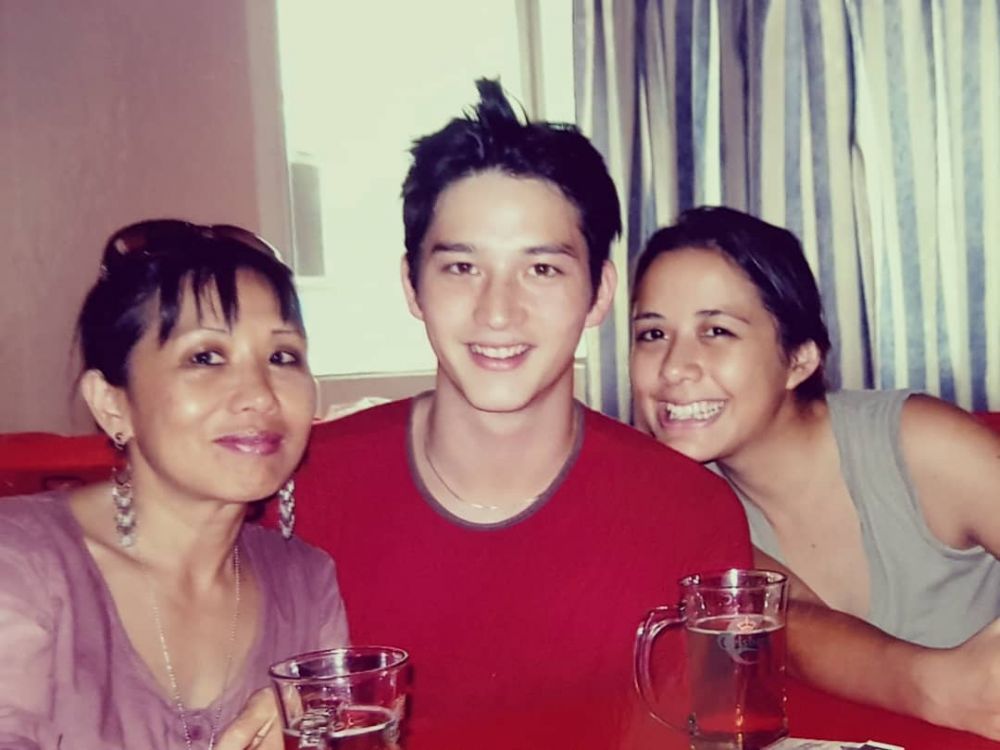 Bocah bule imut pemeran film Suster Ngesot kini jadi hot papa di usia 43 tahun, 11 transformasinya