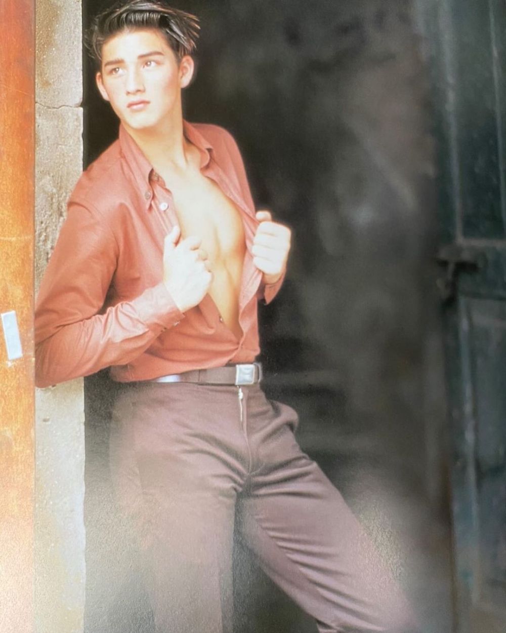 Bocah bule imut pemeran film Suster Ngesot kini jadi hot papa di usia 43 tahun, 11 transformasinya