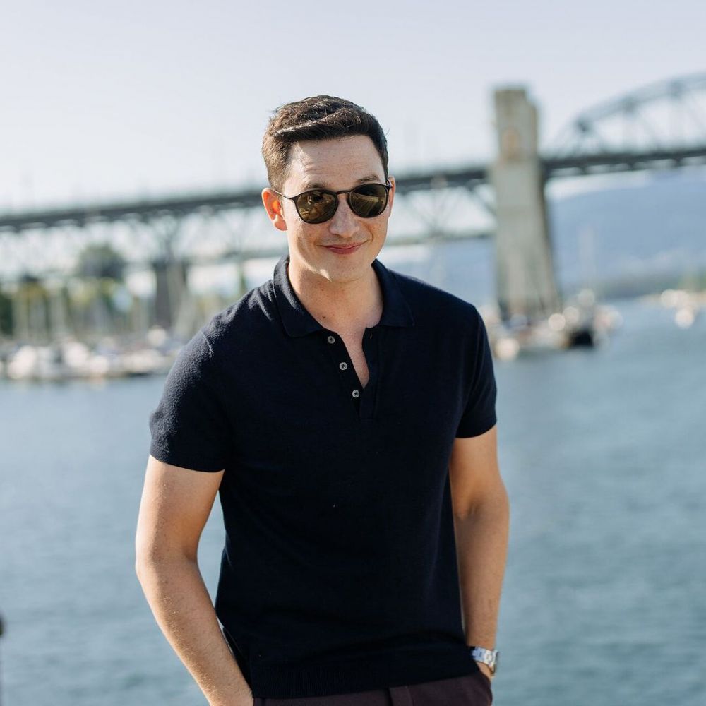 Bocah bule imut pemeran film Suster Ngesot kini jadi hot papa di usia 43 tahun, 11 transformasinya