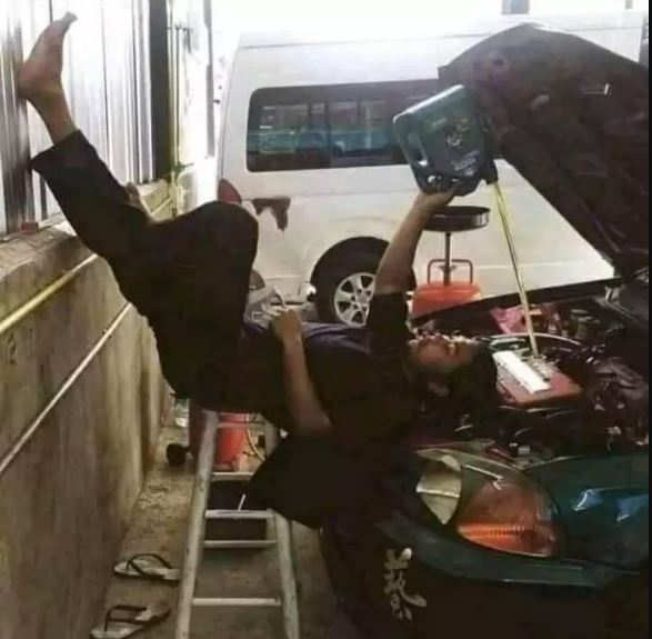 Nggak cuma melayani tambal ban, 11 potret lucu kejadian random di bengkel ini bikin ngelus dada