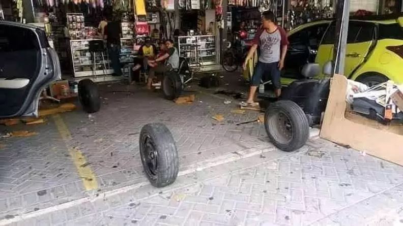 Nggak cuma melayani tambal ban, 11 potret lucu kejadian random di bengkel ini bikin ngelus dada
