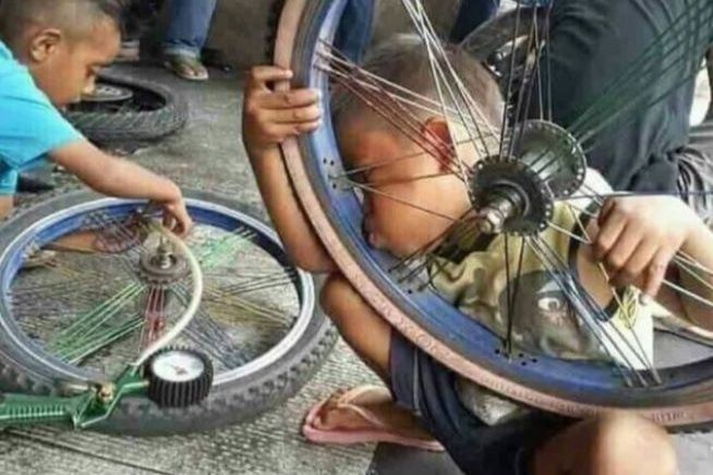 Nggak cuma melayani tambal ban, 11 potret lucu kejadian random di bengkel ini bikin ngelus dada