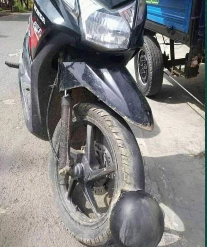 Nggak cuma melayani tambal ban, 11 potret lucu kejadian random di bengkel ini bikin ngelus dada
