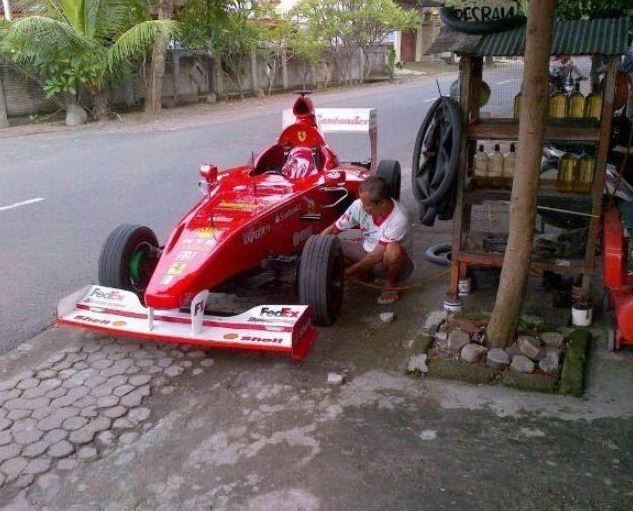 Nggak cuma melayani tambal ban, 11 potret lucu kejadian random di bengkel ini bikin ngelus dada