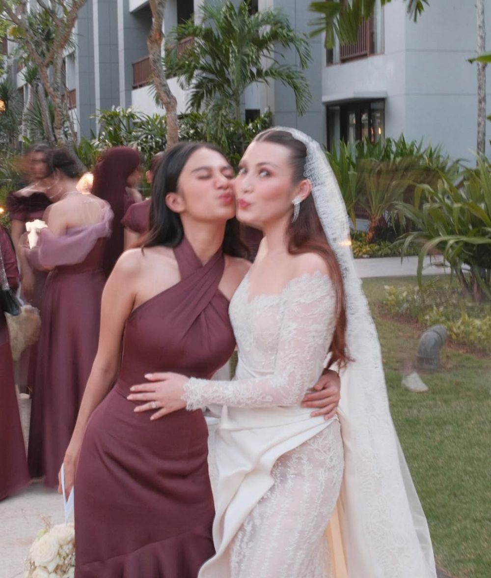 Penampilannya saat jadi bridesmaid disebut oplas, ini 9 potret Azizah Salsha tampil manglingi