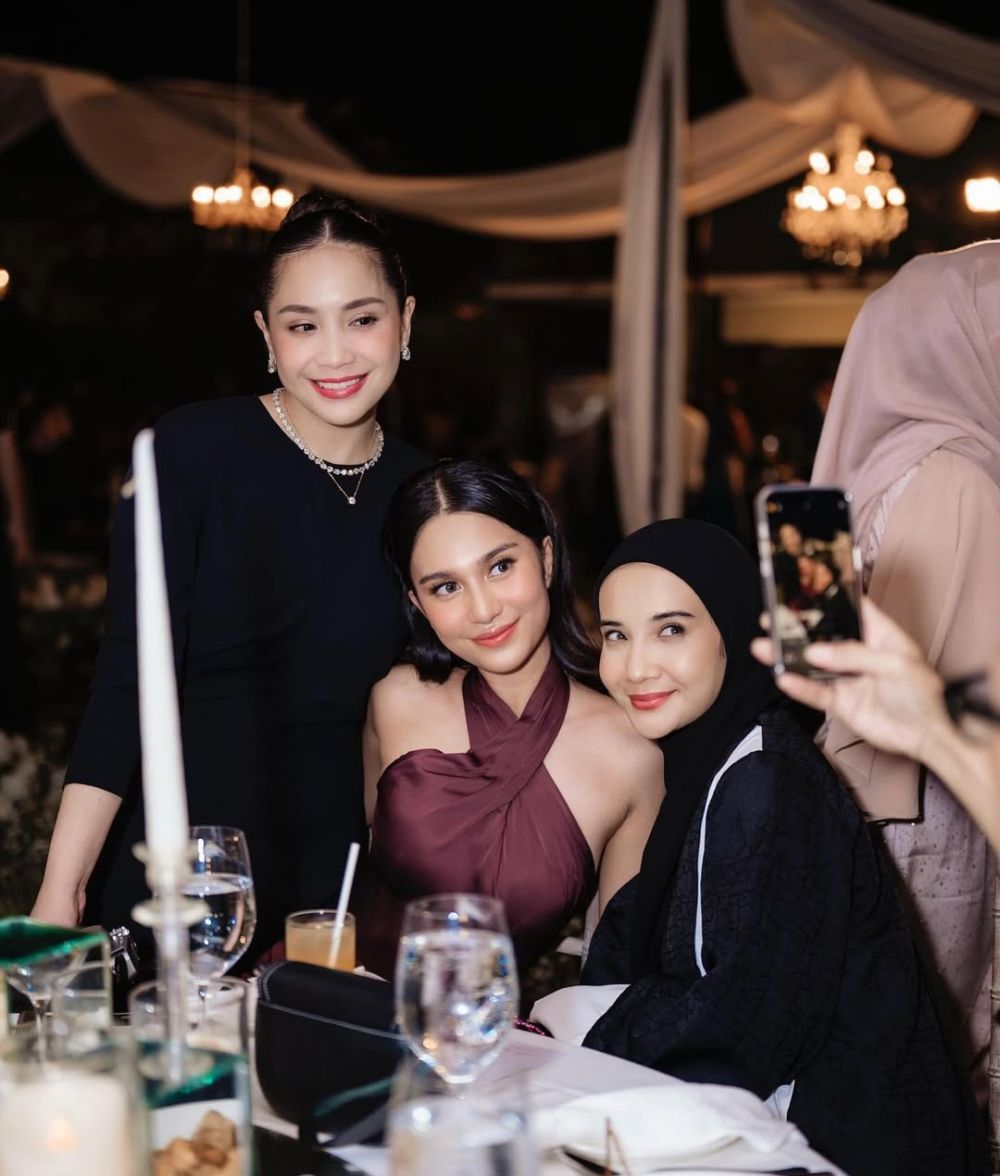 Penampilannya saat jadi bridesmaid disebut oplas, ini 9 potret Azizah Salsha tampil manglingi