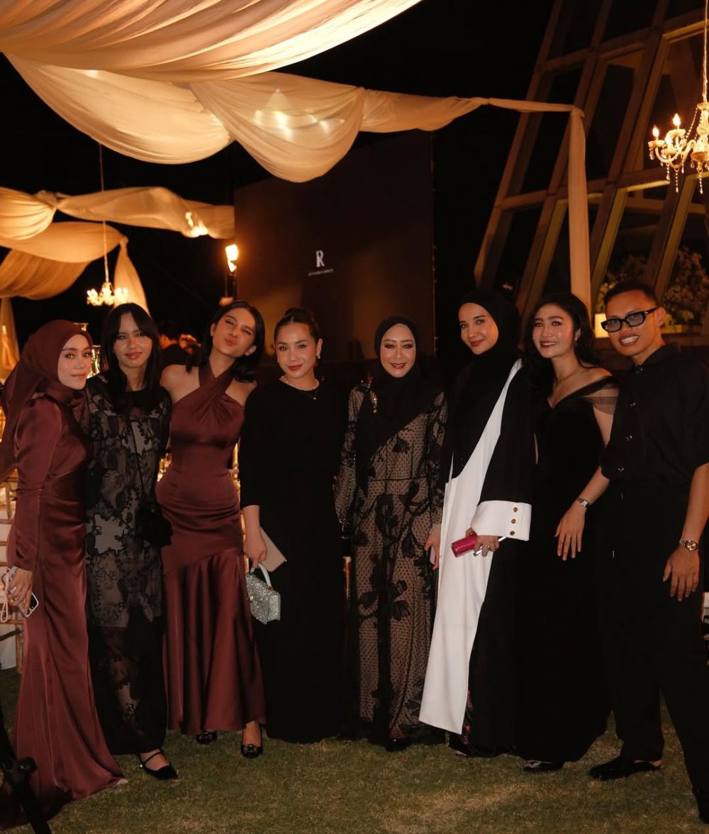 Penampilannya saat jadi bridesmaid disebut oplas, ini 9 potret Azizah Salsha tampil manglingi