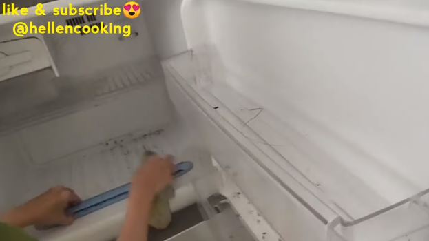 Kini lebih mudah, ini cara sulap kulkas berjamur jadi kinclong dan wangi cuma pakai 1 bahan sederhana
