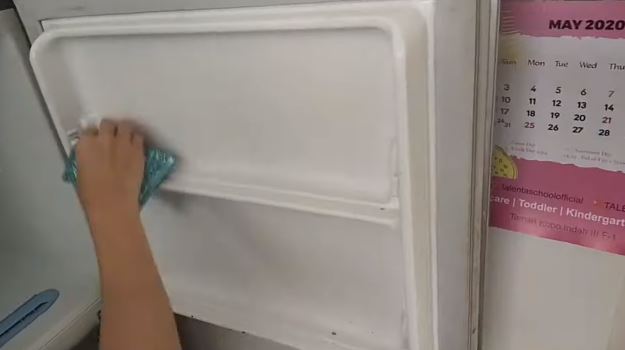 Kini lebih mudah, ini cara sulap kulkas berjamur jadi kinclong dan wangi cuma pakai 1 bahan sederhana