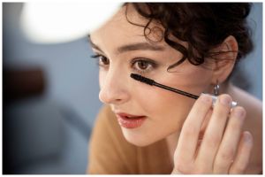 Cara unik wanita pakai maskara agar bulu mata lebih lentik, siapa sangka hasilnya bak pakai fakelashes