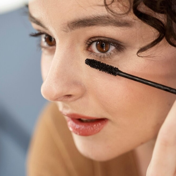 Cara unik wanita pakai maskara agar bulu mata lebih lentik, siapa sangka hasilnya bak pakai fakelashes