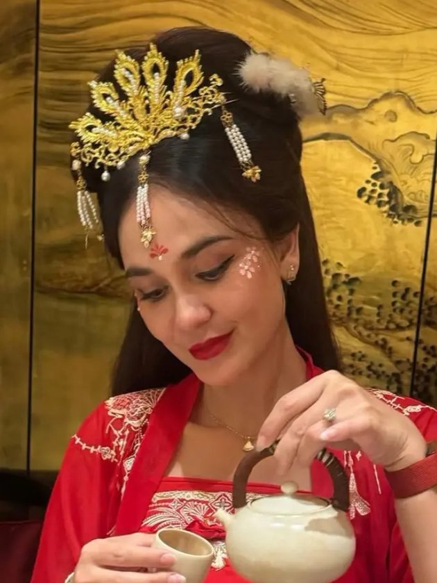 9 Potret Luna Maya pakai hanfu busana tradisional Tiongkok saat bridal shower, elegan pol