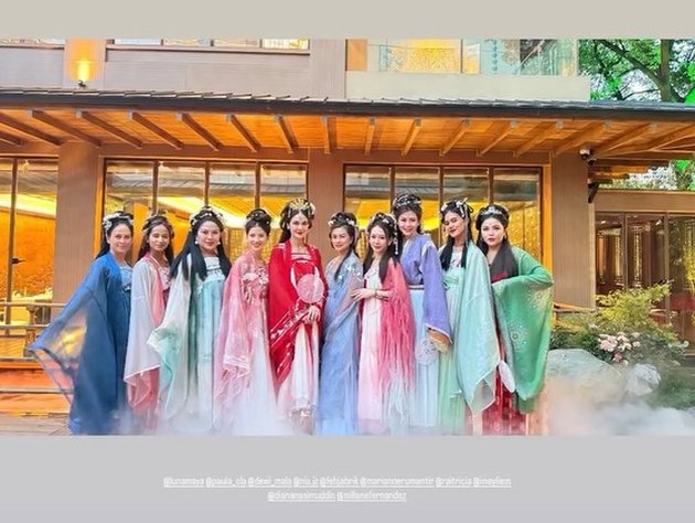 9 Potret Luna Maya pakai hanfu busana tradisional Tiongkok saat bridal shower, elegan pol