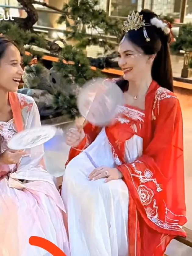 9 Potret Luna Maya pakai hanfu busana tradisional Tiongkok saat bridal shower, elegan pol