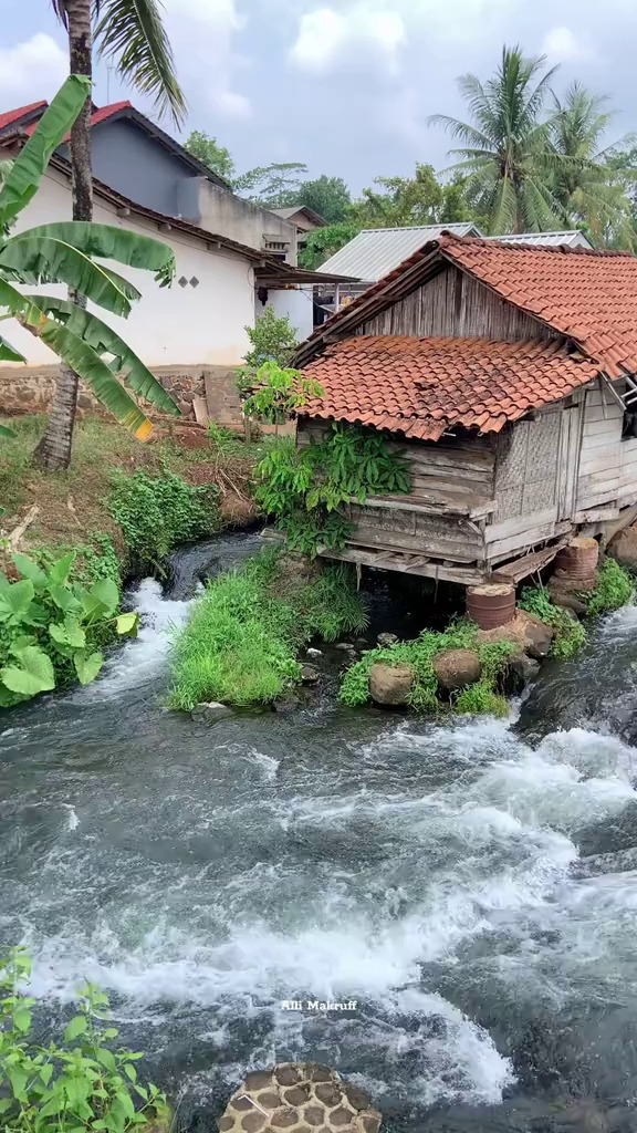 Rumah sederhana pinggir sungai di Lampung ini bak keluar dari film Ghibli, potretnya adem dan estetik