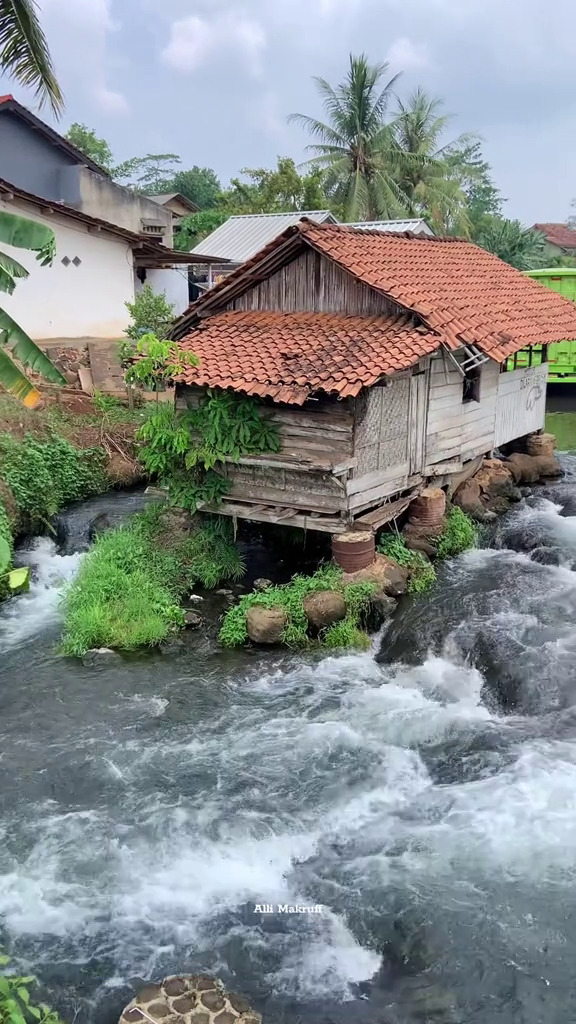 Rumah sederhana pinggir sungai di Lampung ini bak keluar dari film Ghibli, potretnya adem dan estetik