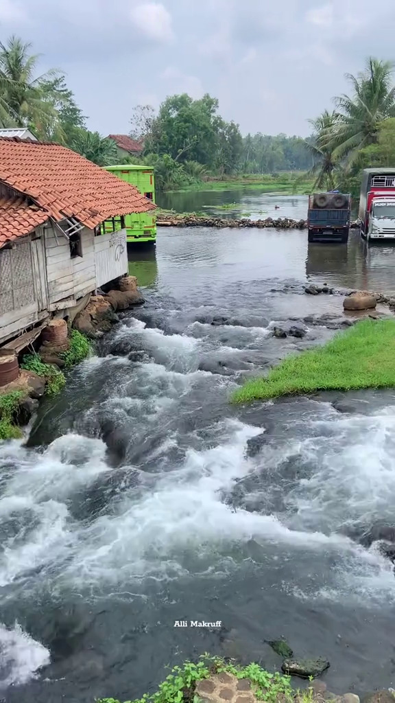 Rumah sederhana pinggir sungai di Lampung ini bak keluar dari film Ghibli, potretnya adem dan estetik