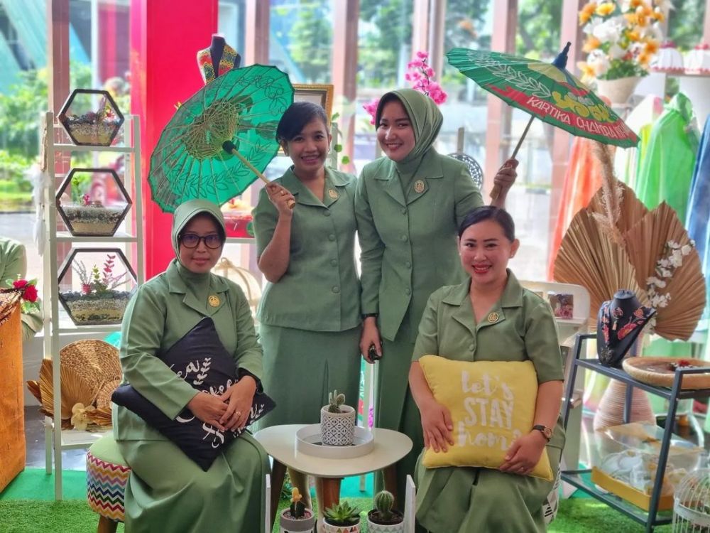 Bocah ini pilih berhenti jadi ratu FTV karena diperistri TNI kini berhijab, intip 11 transformasinya