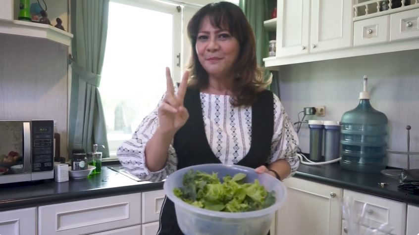 9 Potret dapur Addie MS dan Memes desainnya simpel, ada kaca di kompor bikin salfok