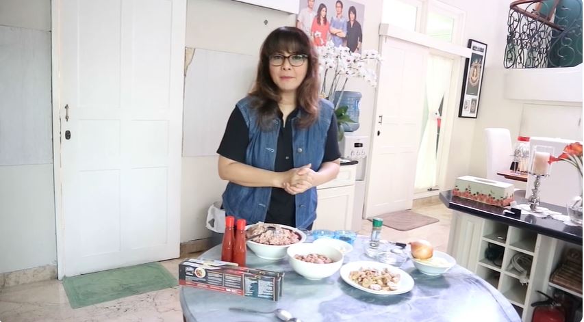9 Potret dapur Addie MS dan Memes desainnya simpel, ada kaca di kompor bikin salfok