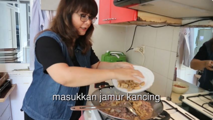 9 Potret dapur Addie MS dan Memes desainnya simpel, ada kaca di kompor bikin salfok