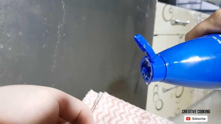 Kini tak perlu lagi pakai sabun, ini trik cepat bersihkan noda kerak di pintu kulkas dengan 2 bahan