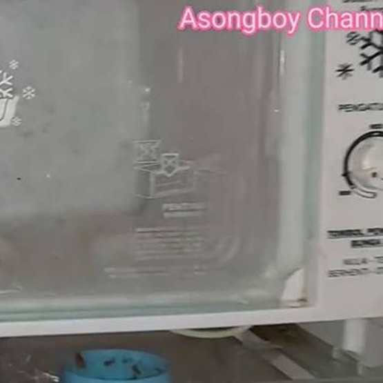 Jangan buru-buru dibuang, ini trik perbaiki pintu freezer kulkas yang rusak pakai tali ties dan bambu