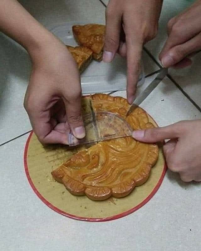 Terlalu perhitungan, 11 potret lucu orang nggak mau rugi pas makan ini aksinya bikin nyengir lebar