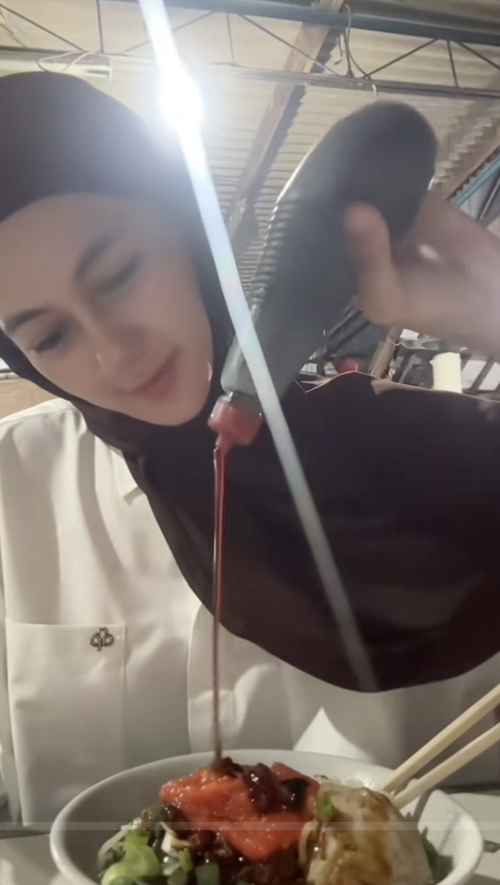 Psikologi rasa di balik mi ayam kesukaan Paula Verhoeven: Mengapa ada orang suka mi ayam dikecapin?