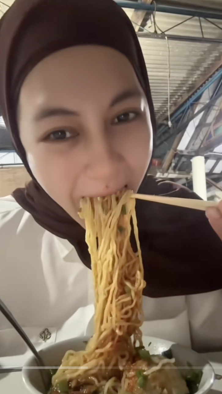 Psikologi rasa di balik mi ayam kesukaan Paula Verhoeven: Mengapa ada orang suka mi ayam dikecapin?