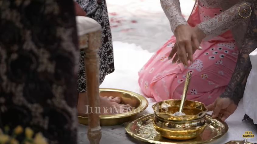 11 Momen prosesi siraman Luna Maya dan Maxime Bouttier jelang pernikahan, digelar di satu tempat