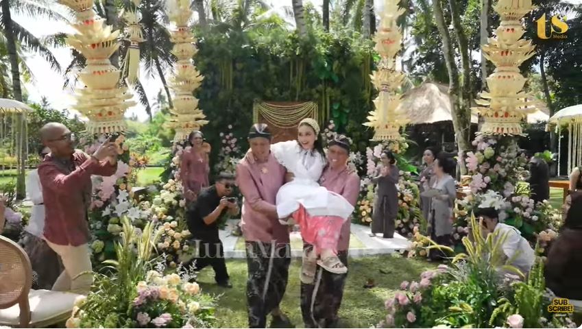 11 Momen prosesi siraman Luna Maya dan Maxime Bouttier jelang pernikahan, digelar di satu tempat
