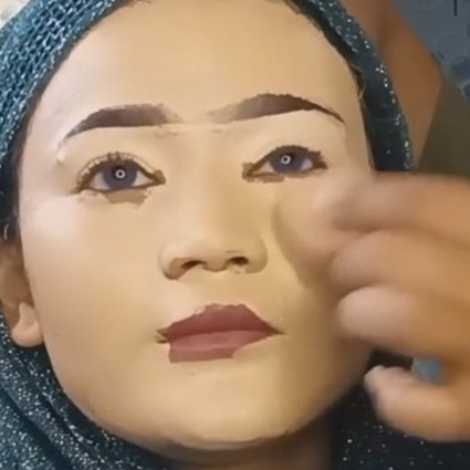 Hasilnya flawless tak bikin warna kulit berubah, pengantin ini dirias MUA bak pakai topeng foundation