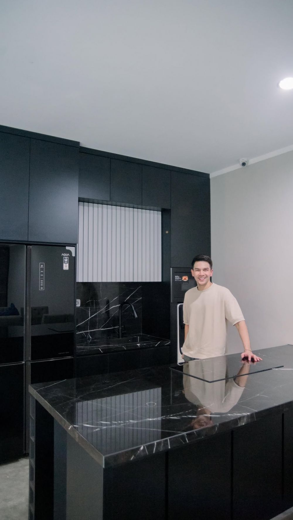 Miliki hunian baru usai cerai, 9 Potret rumah Jonathan Frizzy interiornya simpel serba abu-abu