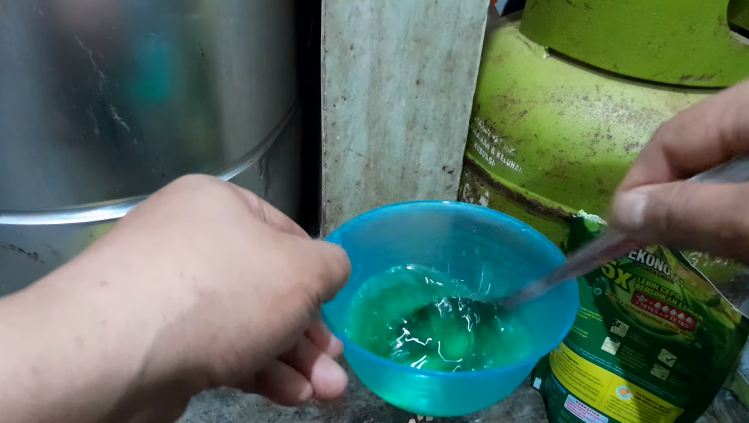 Trik hempas kerak di keramik wastafel cuci piring sekarang lebih mudah dengan bantuan 2 bahan dapur