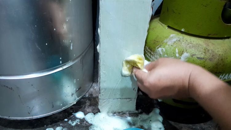 Trik hempas kerak di keramik wastafel cuci piring sekarang lebih mudah dengan bantuan 2 bahan dapur