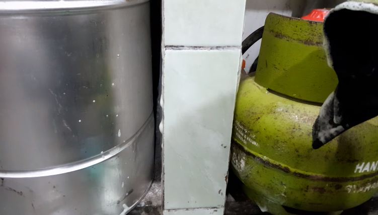 Trik hempas kerak di keramik wastafel cuci piring sekarang lebih mudah dengan bantuan 2 bahan dapur