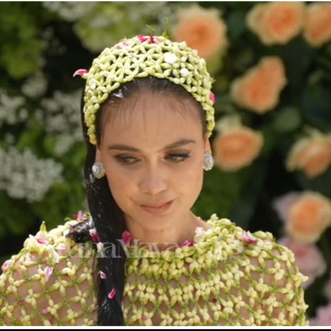 Momen Luna Maya dan Maxime Bouttier jalani prosesi pecah kendi, diprediksi akan punya anak laki-laki