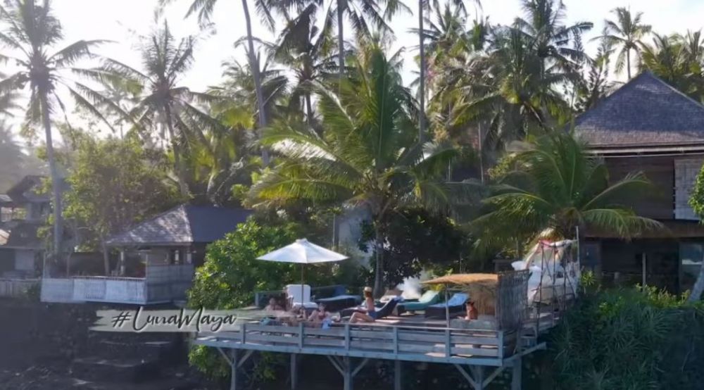 11 Potret rumah masa kecil Luna Maya di Bali, kini jadi bungalow dengan pemandangan lepas pantai