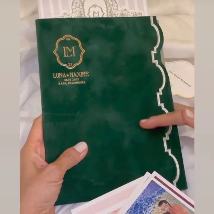 Potret elegan surat undangan pernikahan Luna Maya dan Maxime Bouttier, ada bonus kartu pos artistik